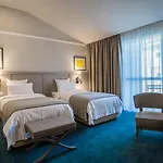 Promenade Hotel